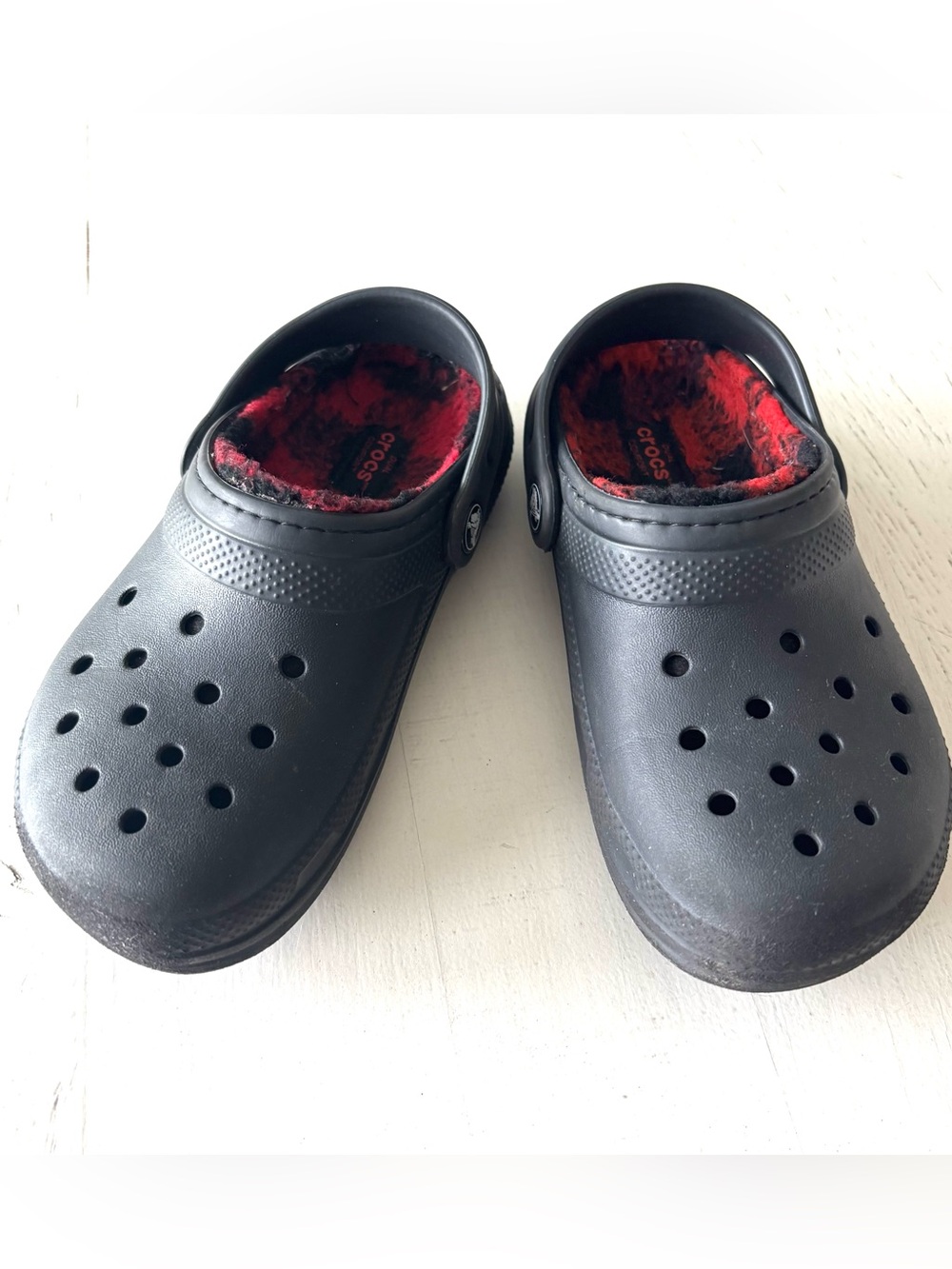 CROCS Kids Black Clog with Red Fleece Lining Size J1